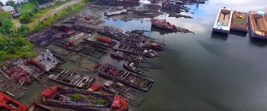 [VIDEO] Así luce desde el cielo un "cementerio de barcos" en Staten Island