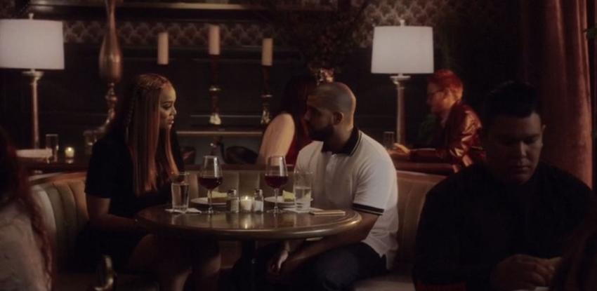 [VIDEO] Tyra Banks le lanza un pastel en la cabeza a Drake en su nuevo video "Child’s play"