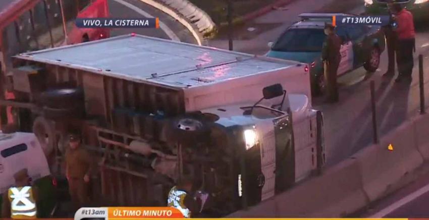 [VIDEO] Camión encargado por robo se vuelca en caletera de Vespucio Sur