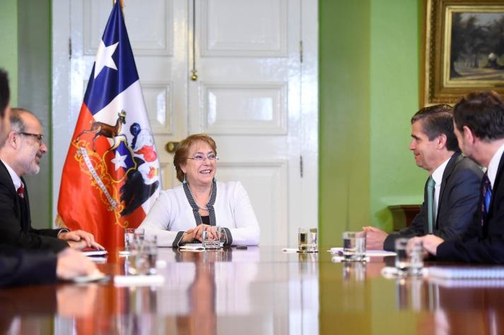Presidente del BC expone a Bachelet efectos macroeconómicos de reforma a pensiones