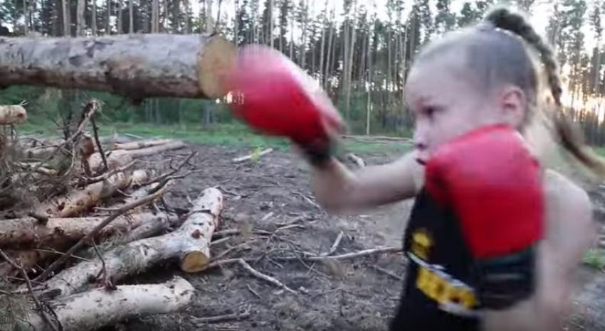 La niña de 9 años que destruye árboles con sus puños y promete revolucionar la UFC