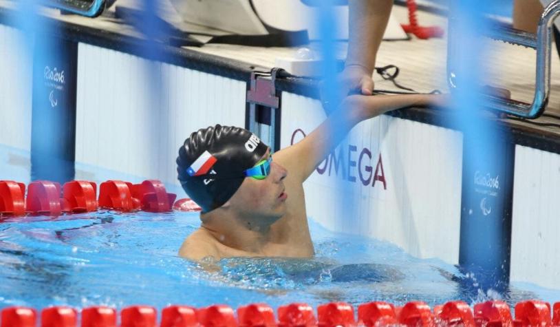 Nadador chileno Alberto Abarza avanzó a la final de natación en Paralímpicos