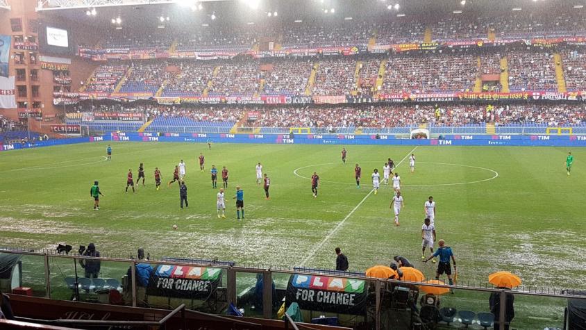 [VIDEO] Intensas lluvias obligan a suspender duelo Genoa-Fiorentina en Italia