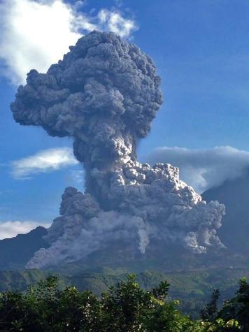 Guatemala: Volcán Santiaguito registra fuerte erupción de cenizas
