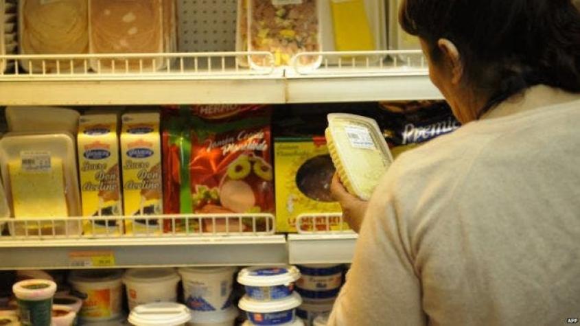 El impactante contraste entre la escasez y la abundancia en los supermercados de Venezuela