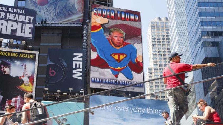 "Es de mal gusto": las críticas a la animación gigante de "Super Trump" en Times Square