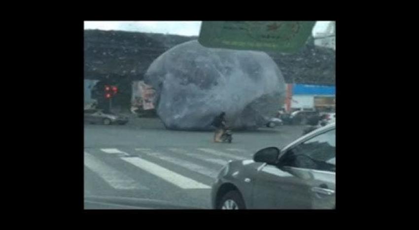 Un globo gigante sin control provoca caos en las calles de una ciudad de China