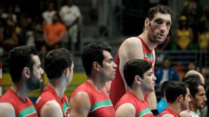 El gigante jugador de voleibol iraní de 2,46 metros de altura que sorprende en los Paralímpicos