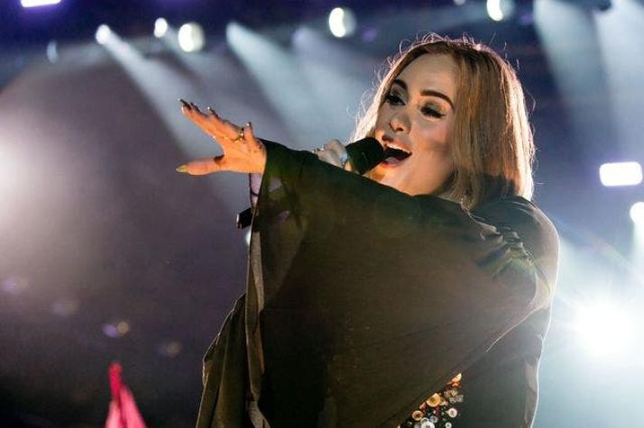 Adele rinde tributo a Amy Winehouse durante concierto en Boston