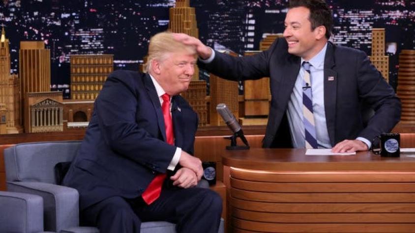 [VIDEO] Jimmy Fallon despeina a Donald Trump para saber si usa peluquín