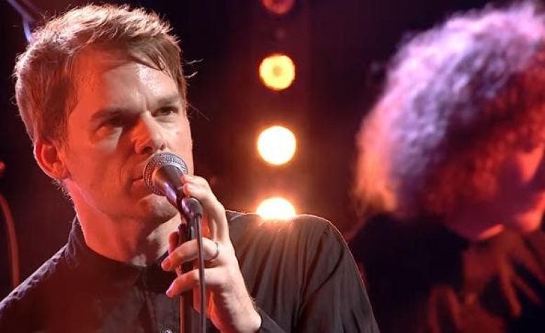 [VIDEO] Protagonista de la serie Dexter soprende con cover de David Bowie