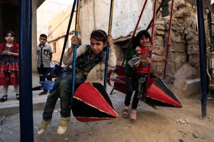 Columpios hechos con proyectiles y parques infantiles subterráneos para los niños en Siria