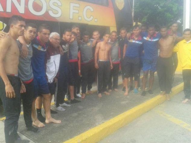 Descalzos y sin camisetas: Asaltan el autobús del equipo de fútbol de Venezuela Trujillanos