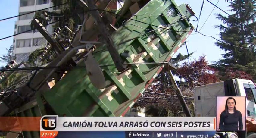 Camión tolva arrasó con seis postes de luz y generó cortes en la comuna de las Condes
