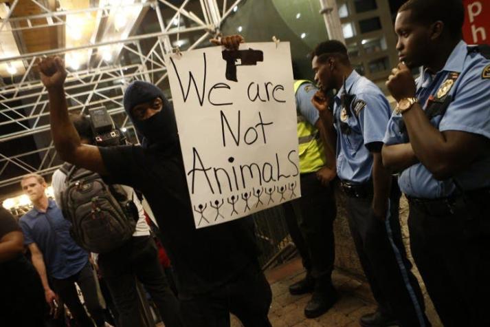 EEUU: Una persona en estado crítico en nueva noche de protestas en Charlotte, Carolina del Norte