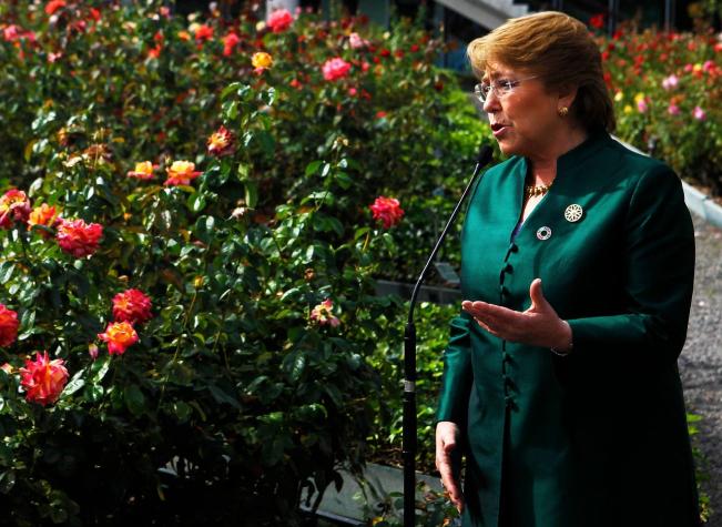 Bachelet anuncia retiro de querella contra revista Qué Pasa