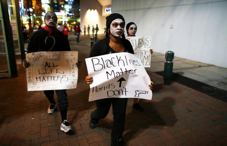 Manifestantes siguen en las calles de Charlotte desafiando toque de queda