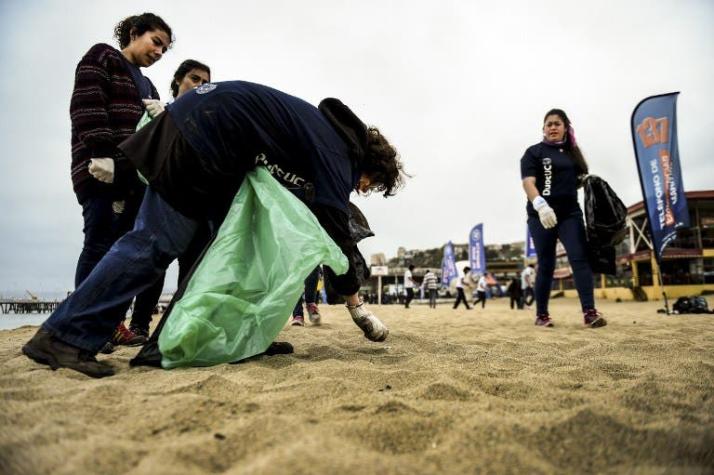 Miles de niños recogieron toneladas de basura en playas chilenas