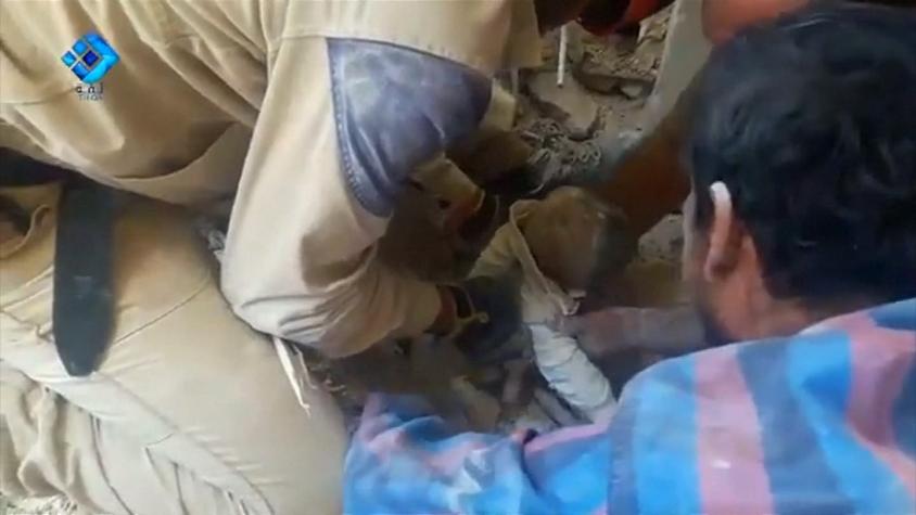 [VIDEO] Rescatan con vida a guagua desde los escombros en Siria