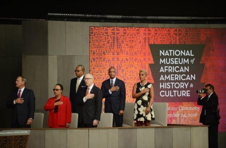 Obama inaugura museo afro-estadounidense en medio de conflicto racial en EE.UU.