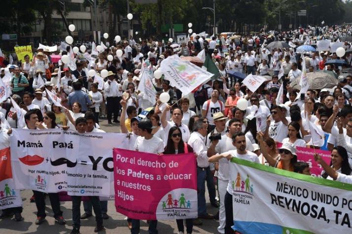 Vestidas de blanco, miles de personas marchan contra matrimonio gay en México
