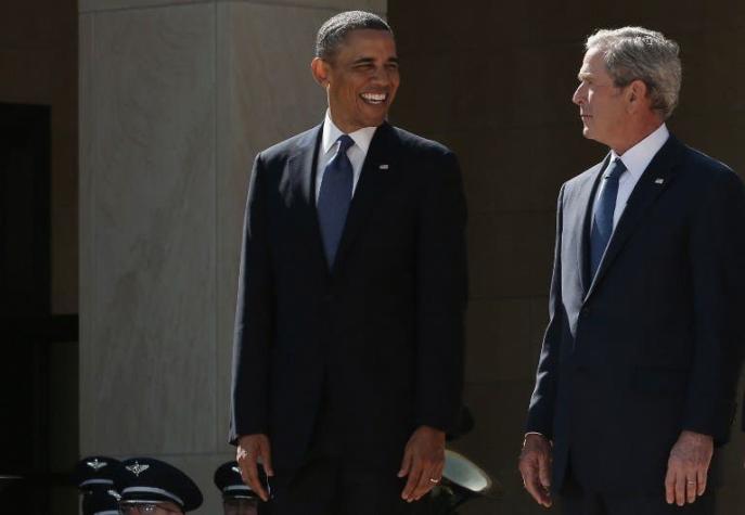 [VIDEO] El anecdótico momento en que George W. Bush le pide a Barack Obama que le tome una selfie