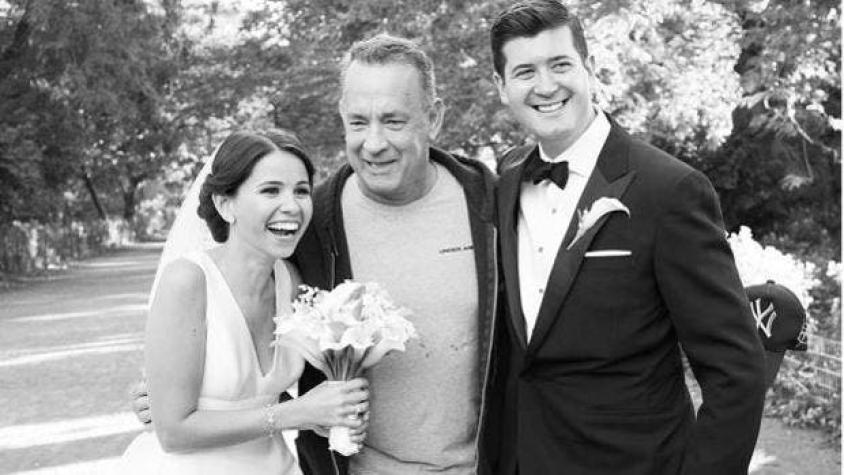 Tom Hanks sorprende a pareja de recién casados al interrumpir su sesión de fotos