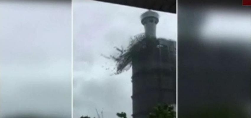 [VIDEO] El espectacular derrumbe de un andamio en China provocado por el tifón Megi