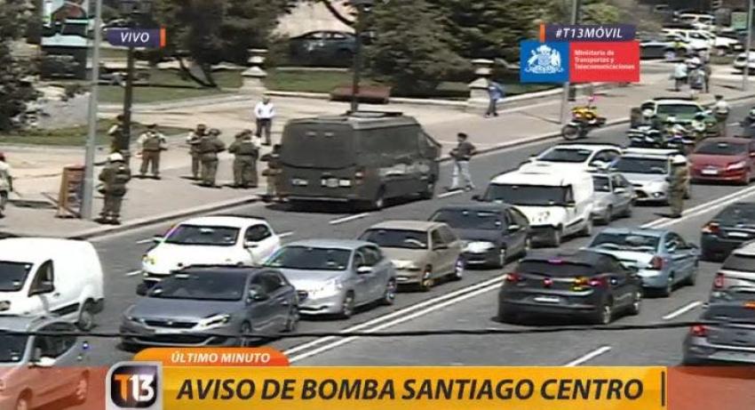 Carabineros despliega operativo por aviso de bomba en Santiago Centro