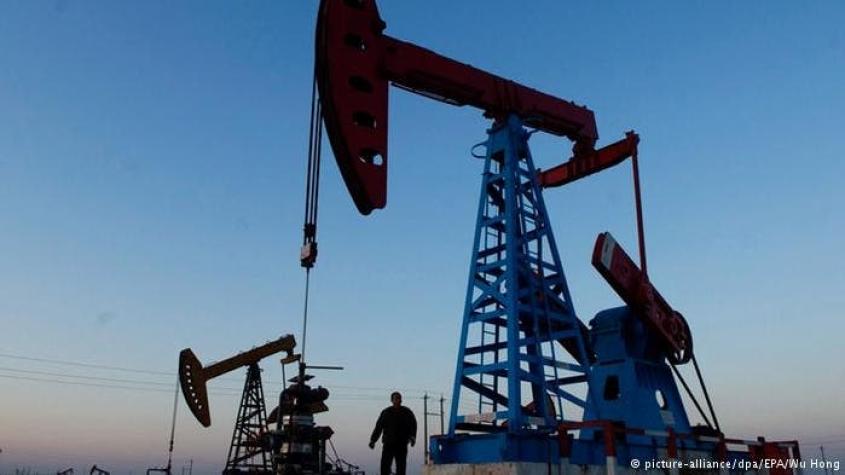 OPEP acuerda congelar producción de petróleo y precio llega a su nivel más alto en tres semanas