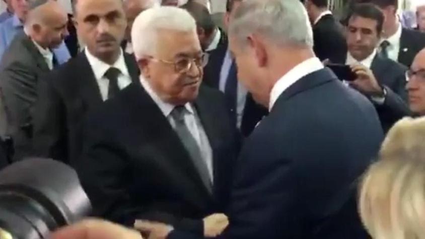 Apretón de manos entre Netanyahu y Abas en el funeral de Peres