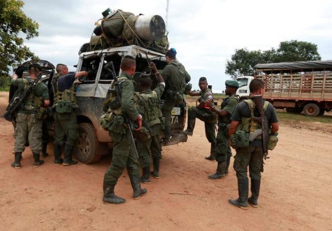 FARC tildan de "provocación" sobrevuelo militar en acto de paz en Colombia