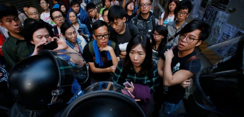 Diputados opositores asumen sus escaños entre arengas por autonomía de Hong Kong