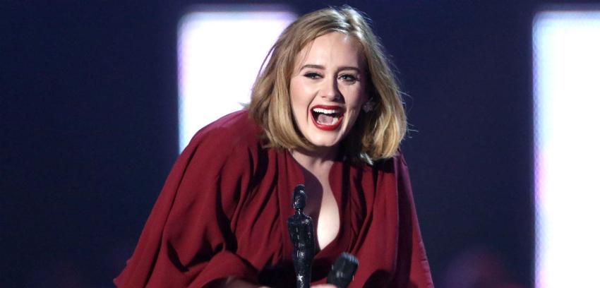 El novio de Adele sorprende con romántico gesto a la cantante en su quinto aniversario de pololeo