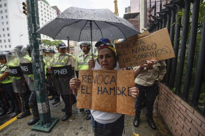 Venezuela aplaza elección de gobernadores en medio de tensión por referendo