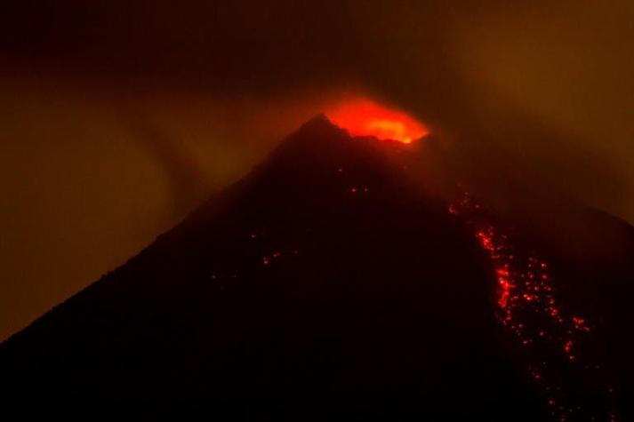 Evacuan a unas 400 personas por actividad de volcán en oeste de México