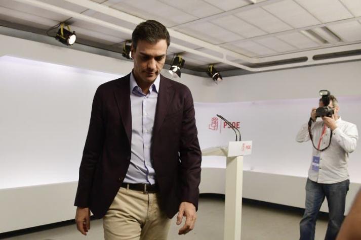 Líder socialista español Pedro Sánchez dimite tras perder votación clave