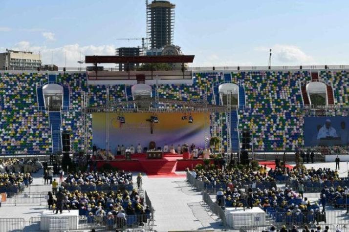 El Papa celebra misa en un estadio semivacío en Georgia en medio de un llamado de boicot a su gira
