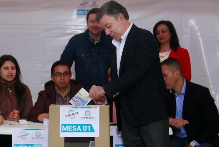 Juan Manuel Santos: "Acabo de depositar mi voto y espero acabar un conflicto de 50 años"