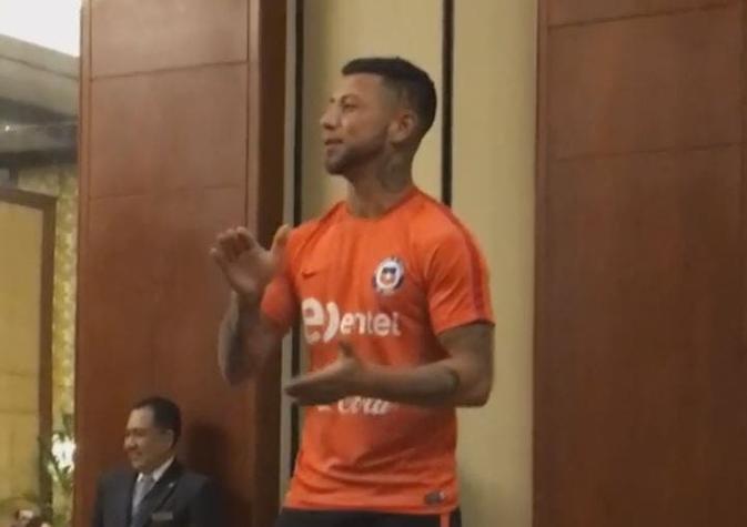 [VIDEO] La divertida presentación de Leonardo Valencia en el plantel de "La Roja"