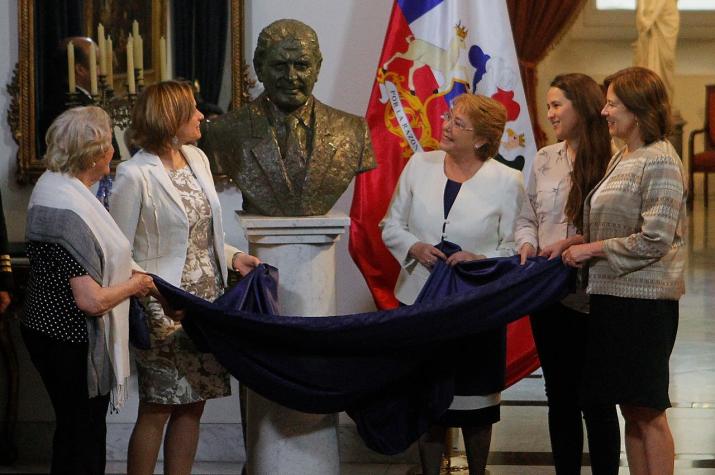 Bachelet inaugura busto en honor a Patricio Aylwin y destaca su legado a 28 años de triunfo del "NO"