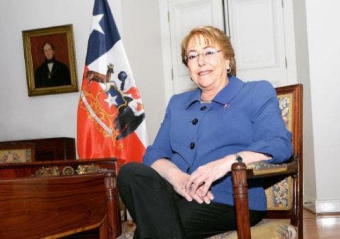 Bachelet se pone zapatillas rosadas para apoyar campaña de prevención de cáncer de mama