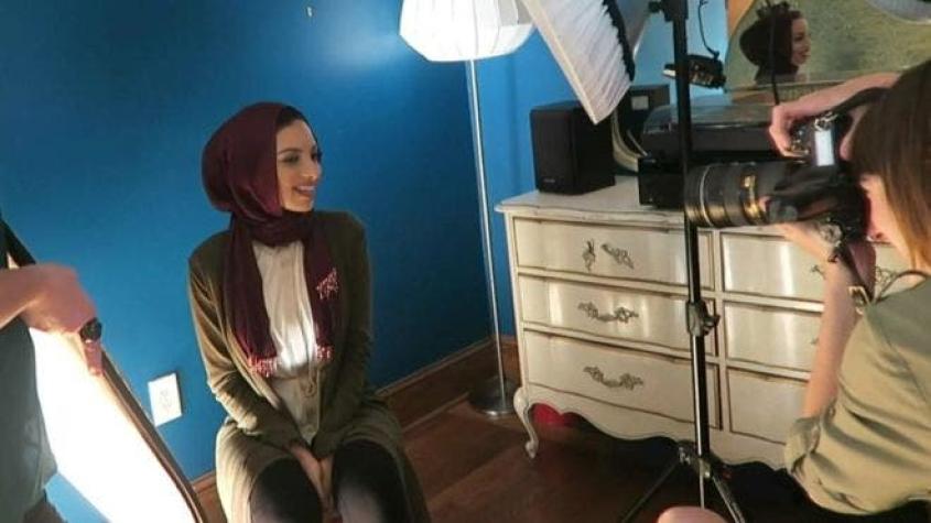 Por qué decidió salir con velo la primera mujer musulmana que posó para la revista Playboy