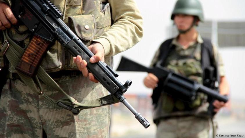 Al menos 18 muertos tras atentado contra cuartel en Turquía