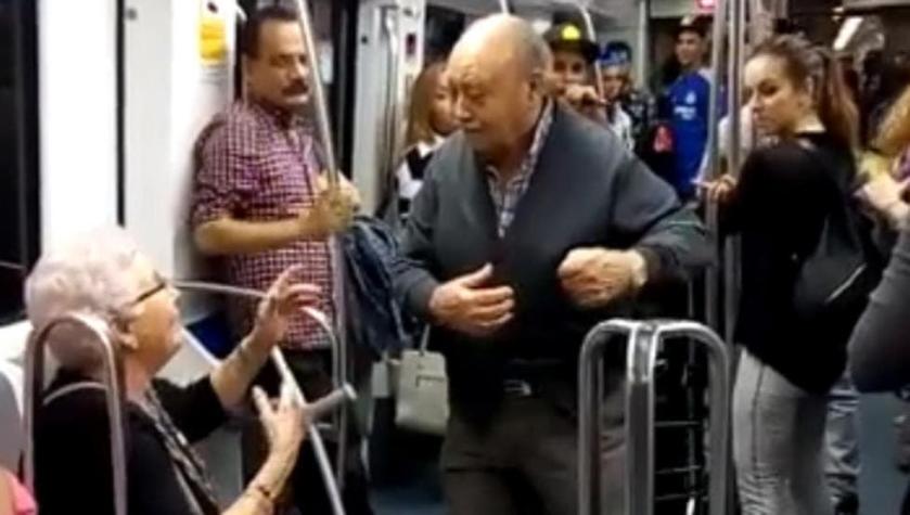 Pareja de ancianos bailan hip hop en el metro y el momento se vuelve viral
