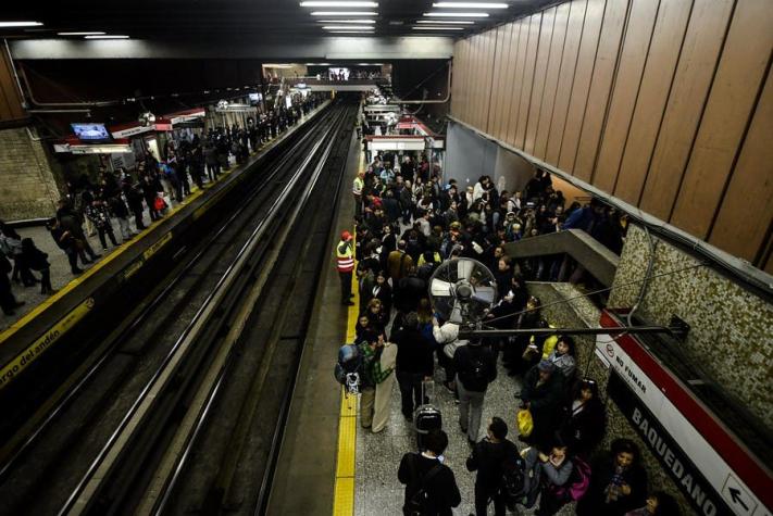 Metro reforzará servicio en L5 por partido de Chile-Perú