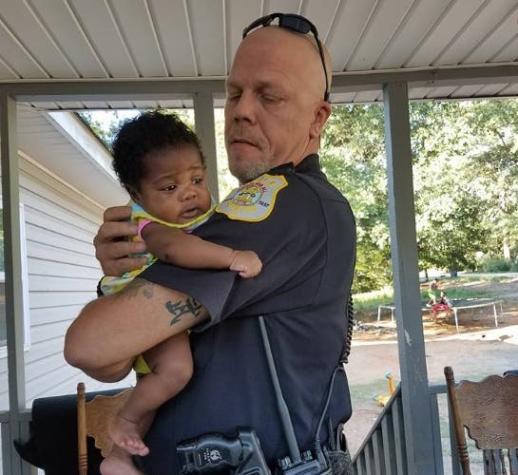 Policía estadunidense salvó la vida de una bebe y se volvió su padrino