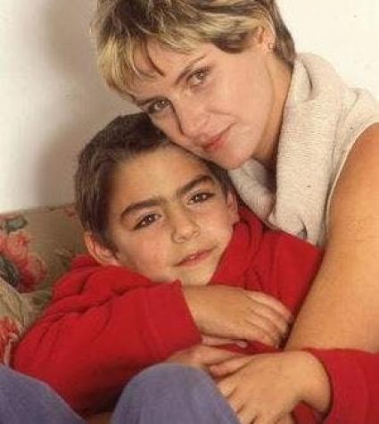 Un 12 de octubre de 2002 murió Carolina Fadic: así es la vida actual de su hijo de 20 años