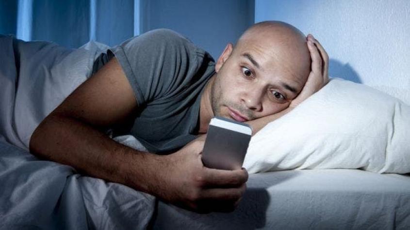 5 recomendaciones para combatir el círculo vicioso de no poder dormir y revisar el celular