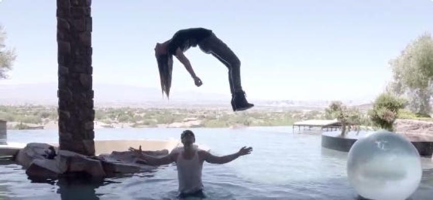 [VIDEO] Criss Angel hace levitar a Belinda y lo comparten en redes sociales